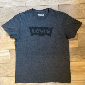 Levi’s- men’s grey tee (medium)